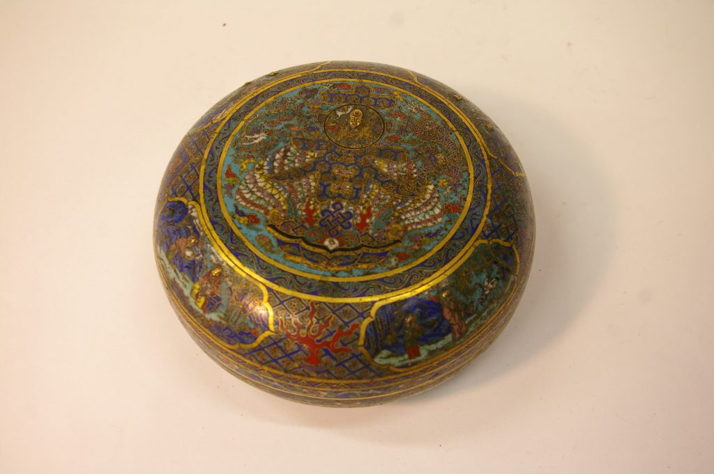 Boîte circulaire couverte en bronze et émaux cloisonnés