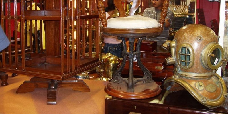 Une vente d’objets de marine aux enchères à l’hôtel des ventes Toledano