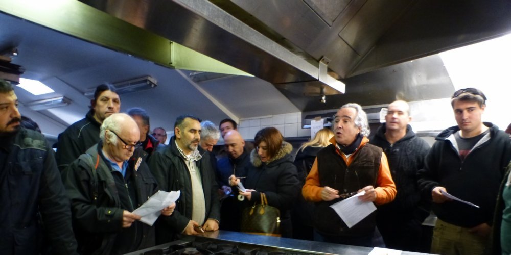 Jean-Daniel Toledano lors de la vente aux enchères dans les cuisines du restaurant Côte du Sud